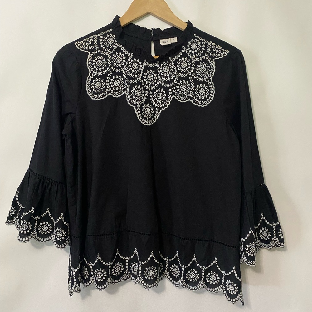 Gap Embroidered Black Top Size M Bell Sleeve Western Eyelet Scalloped Edge
